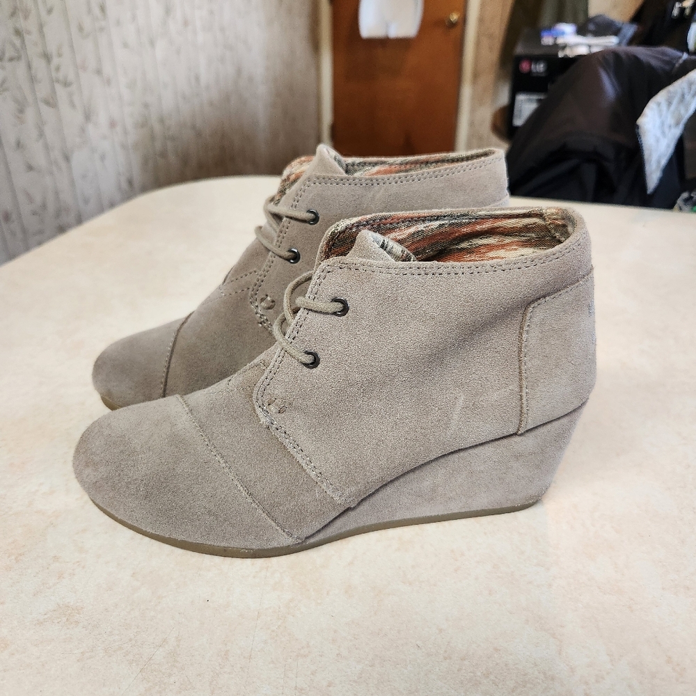 TOMS Taupe Suede Lace Up Wedge Ankle Boots Size 8.5